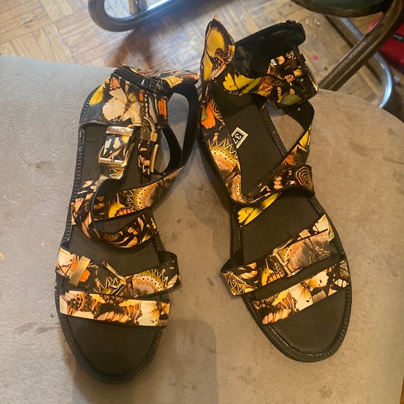 I bought them never wore them, because i don’t know how to style them. - Picture 1 of 3